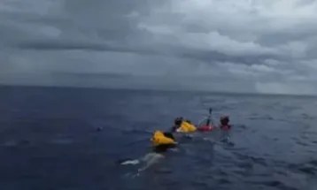 Passengers fell into the sea after the plane crashed, miracle happened and thus the life was saved